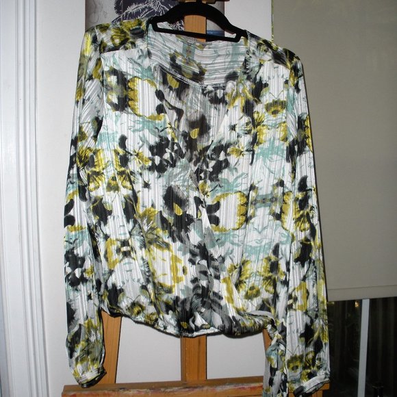 Guess printed silk like blouse with low v snap front and tie bottom SX: L - Picture 2 of 6